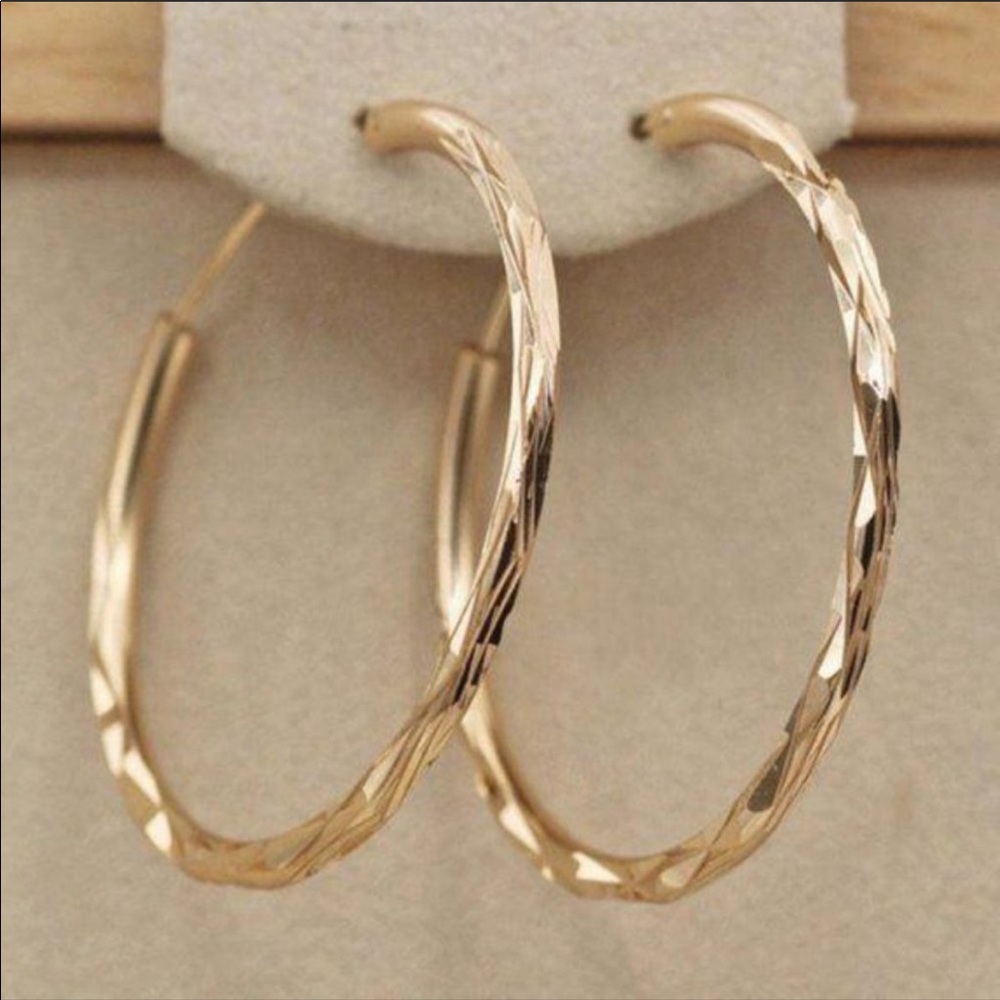 💎NEW 18K Gold 1.5” Diamond Cut Hoop Earrings - Picture 4 of 4